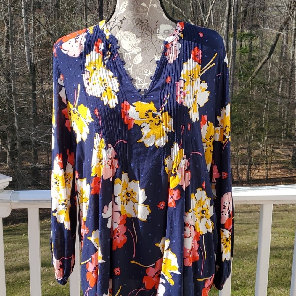 Navy floral top